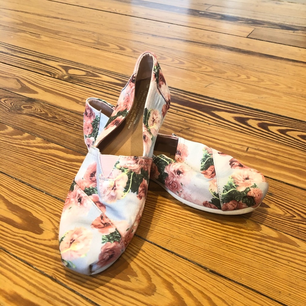 Women’s floral Toms slip-ons. Excellent Condition!